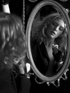 آ ئینے کے اس طرف