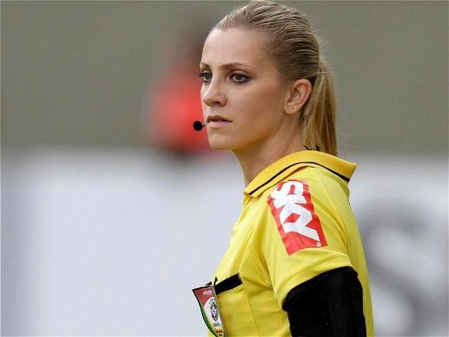 برازیل میں خاتون ریفری نے دھوم مچادی