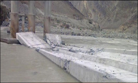 شاہراہ قراقرم اور حسین آباد کے درمیان 8 سال سے زیر تعمیر پل گر گیا