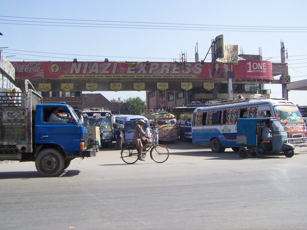بس اسٹینڈ میں شدید گرمی کے باعث  واٹر ٹینک اور موٹر ہونے کے باوجود پینے کے پانی کیلئے کوئی کنیکشن موجود نہیں