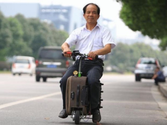 چینی جو نہ کریں کم ہے؛ اب ایک چینی نے سوٹ کیس والی موٹر سائیکل ہی بنا ڈالی