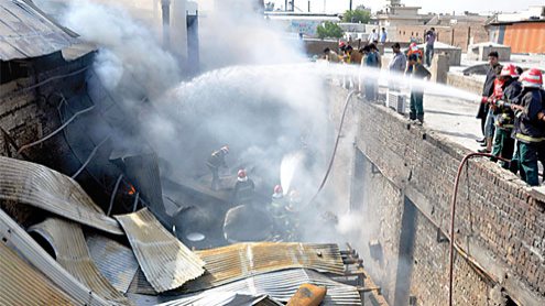 ڈائنگ فیکڑی میں آگ  بھڑک اٹھی بوائلر پھٹنے  سے چھت زمین بوس