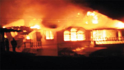 فیصل آ باد: ٹیکسٹائل ملز میں آتشزدگی، لاکھوں روپے کا مال خاکستر