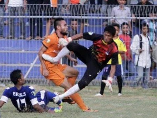 انڈونیشیا میں فٹبال میچ کے دوران مخالف ٹیم کے گول کیپر کی ٹکر سے کھلاڑی ہلاک ہوگیا