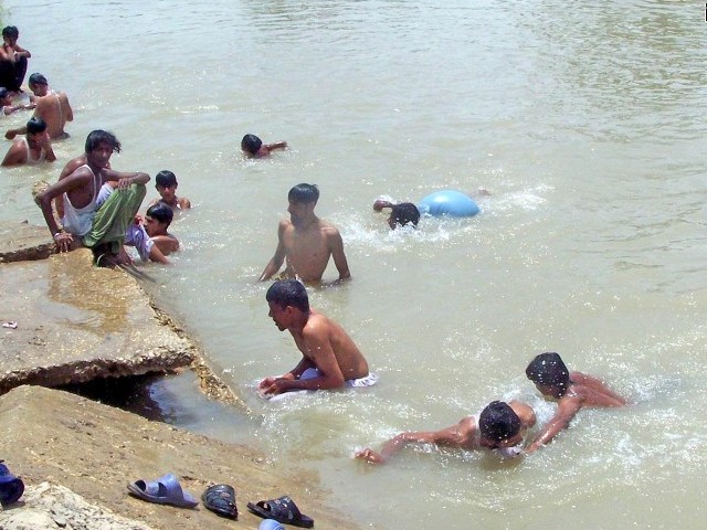 چھٹی کے دن بھی عوام پر لوڈشیڈنگ کا عذاب برقرار، عوام نے تفریحی مقامات کا رخ کرلیا