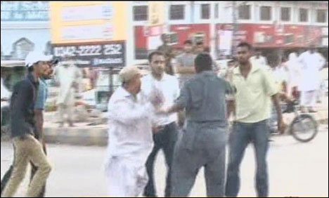 کراچی : نارتھ ناظم آباد میں دو گروہوں میں تصادم بینر اتارنے پر ہوا