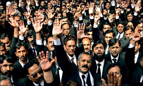 ٹارگٹ کلنگ: نثار کھوڑو کی یقین دہانی کے بعد وکلاء کا احتجاج ختم