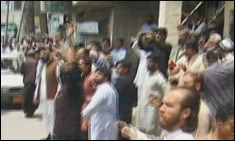 مانسہرہ میں زیادتی کے ملزمان پر عوام کا پتھراؤ، انڈے پھینکے