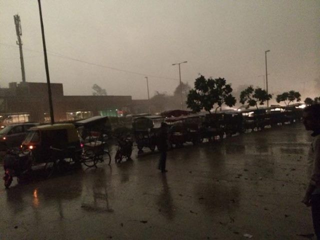 نئی دلی میں طوفانی ہواؤں کے ساتھ موسلا دھار بارش، 9 افراد ہلاک، متعدد زخمی