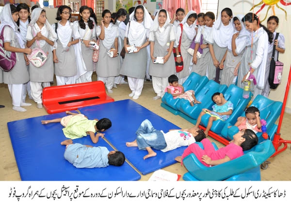 ڈکالہ سیکینڈری اسکول کے طلبہ کا زہنی طور پر معزور بچوں کے فلاحی و سماجی ادارے دارالسکون کے دورہ کے موقع پر اسپیشل بچوں کے ہمراہ گروپ فوٹو