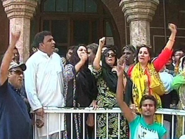 تحریک انصاف کے کارکنوں کی لاہور ہائیکورٹ میں دھکم پیل  سے  کمرہ عدالت  کا  دروازہ  ٹوٹ  گیا