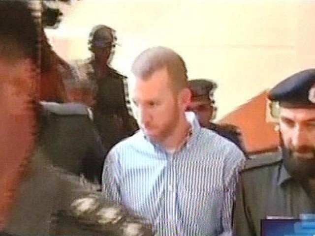 غیرقانونی اسلحہ رکھنے پر امریکی شہری جسمانی ریمانڈ پر کراچی پولیس کے حوالے