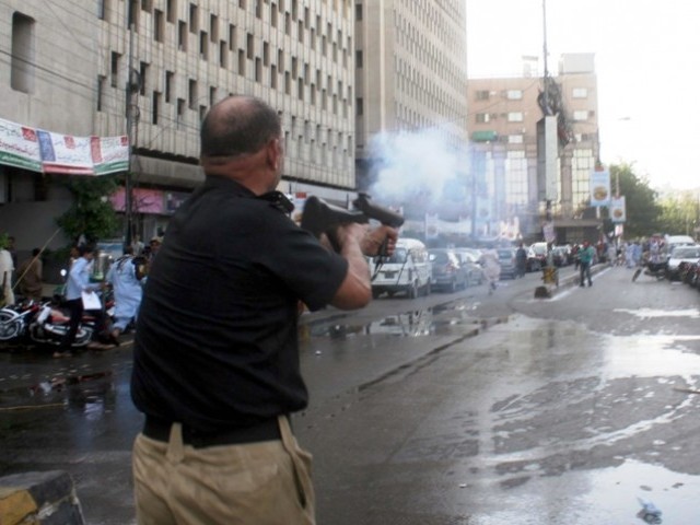 کراچی میں مطالبات کے حق میں احتجاج کرنیوالے ریونیو ملازمین پر پولیس کا لاٹھی چارج