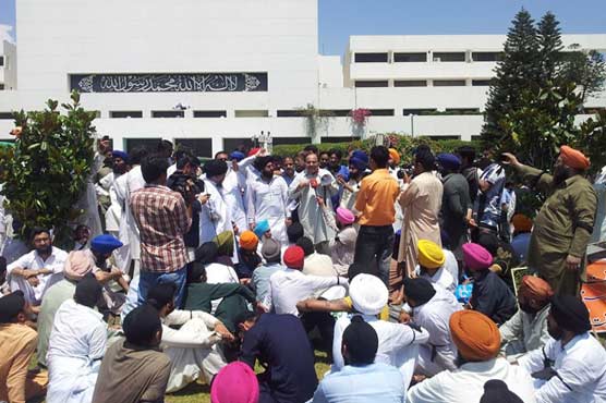 مقدس کتاب کی بے حرمتی کیخلاف احتجاج، سکھ دروازہ توڑ کر پارلیمنٹ ہائوس میں داخل