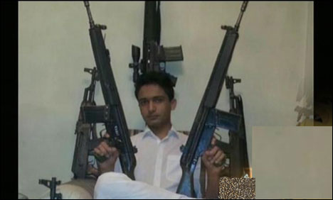 سلمان ابڑو اسلحہ اور والد کے گارڈز رکھ کر خود کو ڈان سمجھتا تھا