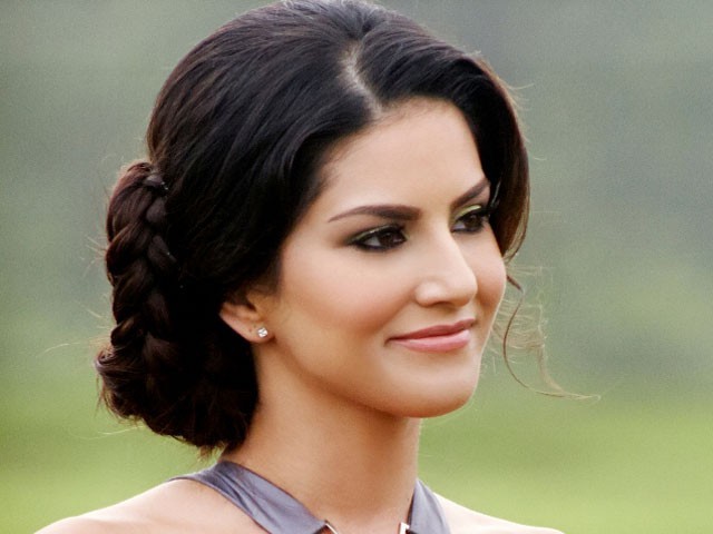 بالی ووڈ  کی  بے باک  اداکارہ  سنی لیون  33  برس کی ہو گئیں