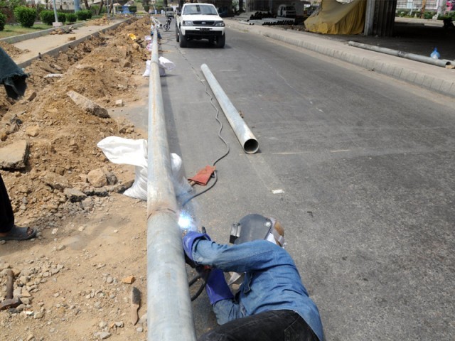 کورنگی: واٹر بورڈ کے آپریشن میں ناجائز کنکشن منقطع کر دیے گئے