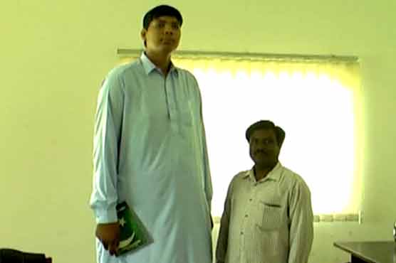 پنجاب کالج  نے دنیا کے دراز قد طالبعلم کی تعلیم  کا بیڑہ اٹھا لیا