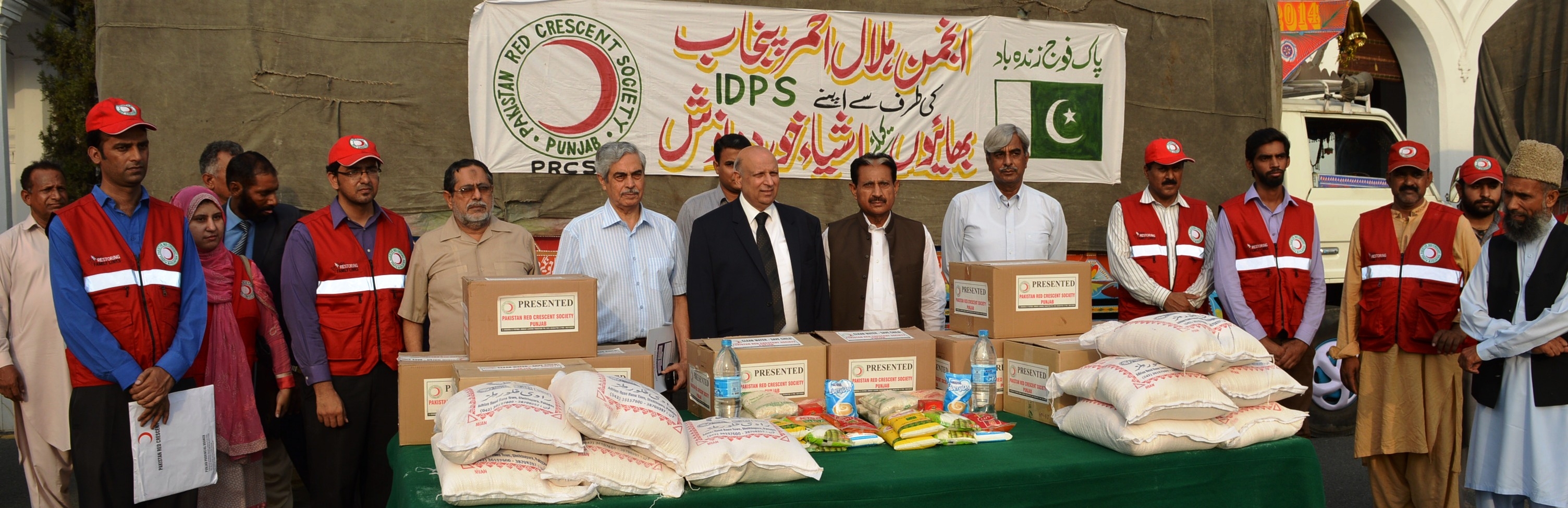 چوہدری محمد سرور ایشائے خورد و نوش سے بھرے ٹرک آئی وی پی ایس کی مدد کیلئے روانہ کر رہے ہیں