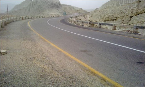 حب کوسٹل ہائی وے پر مسافر بس الٹ گئی، متعدد افراد زخمی