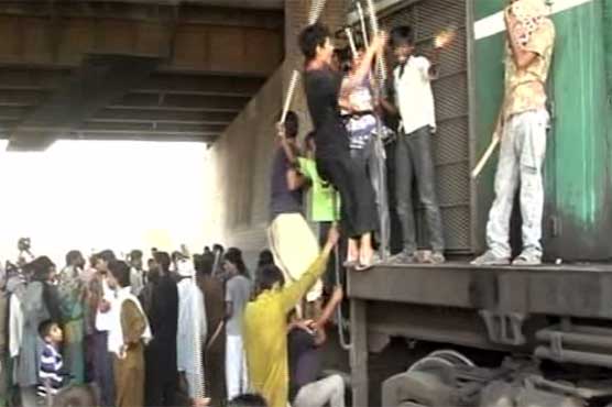 فیصل آباد:  ریلوے کالونی میں تجاوزات کیخلاف آپریشن،  علاقہ مکین مشتعل