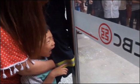 ایک بچے نے اُنگلیاں شیشے کے دروازے میں پھنسالیں