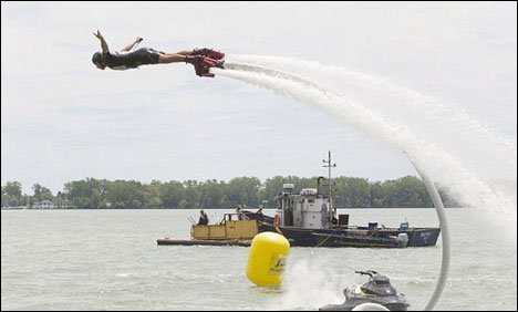 فلائی بورڈ کے ذریعے حیرت انگیزکرتب