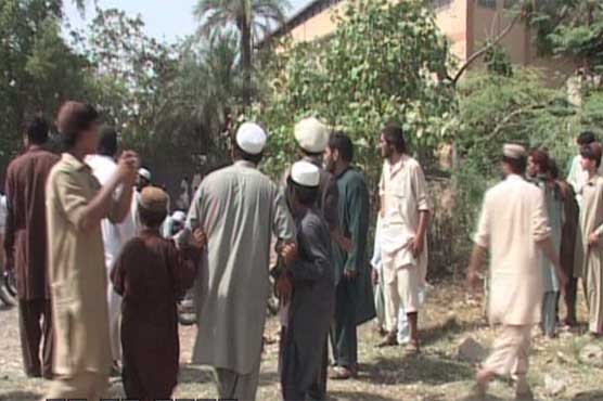 بنوں: آئی ڈی پیز کا خوراک کی تقسیم میں بدنظمی کیخلاف احتجاج، پتھرائو