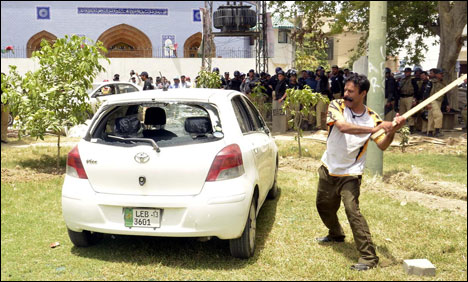 منہاج القرآن سیکریٹریٹ میں گاڑیوں کی توڑپھوڑکرنیوالاگلوبٹ گرفتار