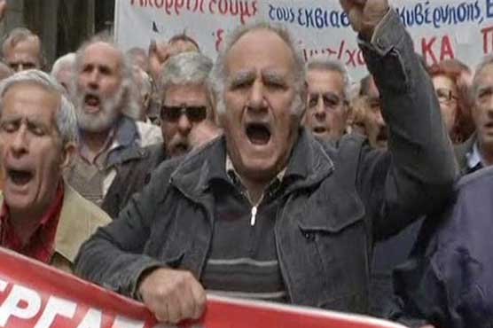 یونان:  پنشن میں ممکنہ کمی کیخلاف ملازمین سڑکوں پر نکل آئے