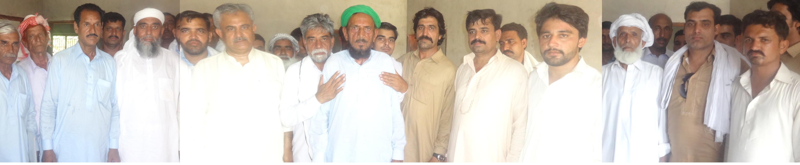 کوٹ جیمل: حاجی مرزا محمد شبیر آف کاکاٹی سٹور و دیگر مسلم کانفرنس و نون لیگ چھوڑ کر وزیر ہاوسنگ چوہدری پرویز اشرف کی قیادت پی پی میں شمولیت کا اعلان کر رہے ہیں