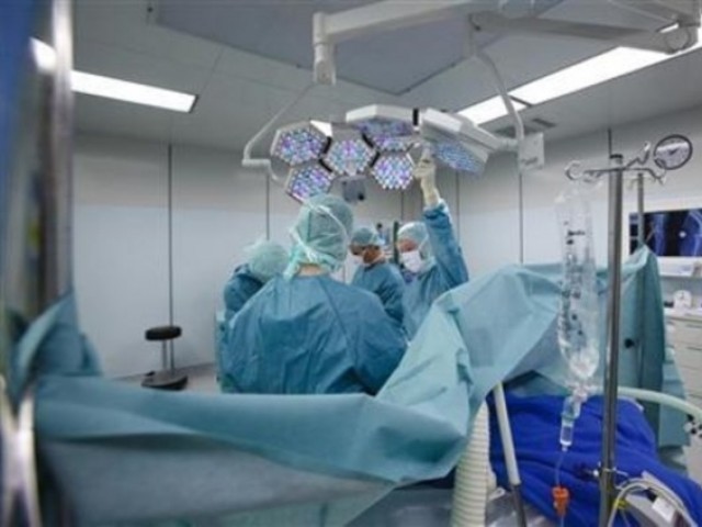 بھارت میں خاتون کے پیٹ سے  15  کلو  وزنی  رسولی  نکال دی گئی