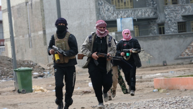 عراق میں داعش کے جنجگوؤں نے ملک کی سب سے بڑی آئل ریفائنری پر قبضہ کر لیا