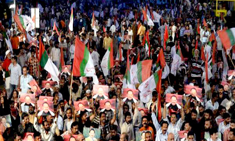 کراچی: بیشتر پیٹرول پمپ اوردکانیں بند، سڑکوں پر ٹریفک کم