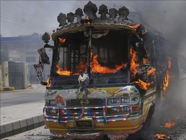 کراچی میں مسافر  بس نے  3  افراد کو کچل دیا،  مشتعل افراد نے بس کو آگ لگا دی