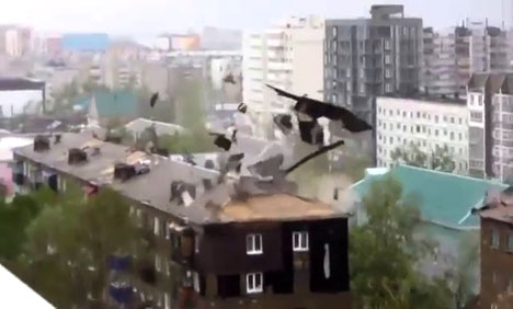 روس کی تیز طو فانی ہوائیں بلڈنگ کی چھت اڑا کر لے گئی