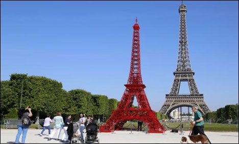 پیرس میں کرسیوں سے بنایا گیا ایفل ٹاور کا دلکش ماڈل