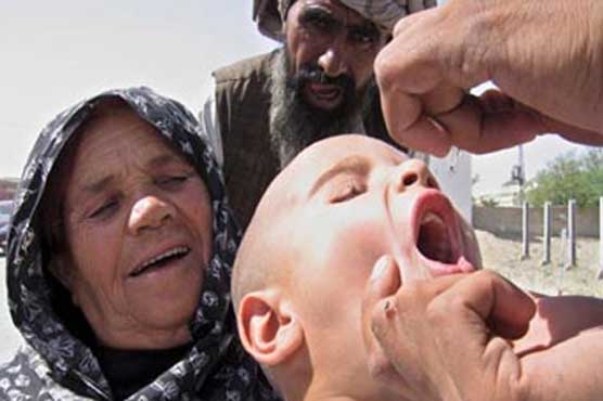 سیکرٹری صحت پنجاب کا گورنمنٹ سید مٹھار ہسپتال کا دورہ، بچوں کو پولیو کے قطرے پلائے