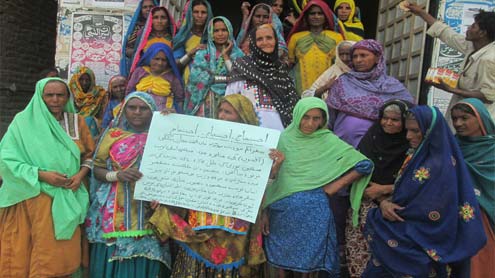 انکم سپورٹ پروگرام انچارج کے خلاف خواتین کا مظاہرہ