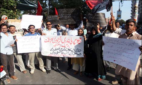 پیمرا کے فیصلے کے خلاف لندن میں پاکستانی ہائی کمیشن کے باہر احتجاج