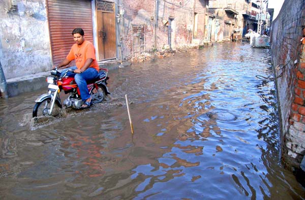 مون سون کی بڑی بارشوں  کے آبی نکاس کے لئے لاہور شہر کے بڑے نالوں کی ڈیسیلٹنگ کا کام  جاری