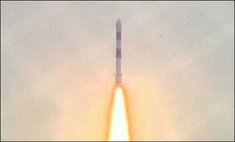 بھارتی راکٹ خلا میں روانہ ، زمین کے مدار میں 5 سیٹلائٹ پہنچائے گا
