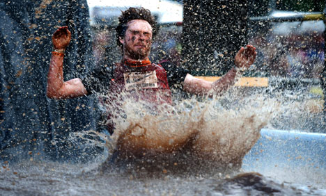 اسکاٹ لینڈ میں مٹی ،کیچڑ اور مشکل رکا وٹوں کو پار کر نے کا چیلنج