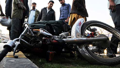 شادمان : ٹرک نے جوڑے کو کچل دیا ، خاتون ہلاک، شوہر زخمی