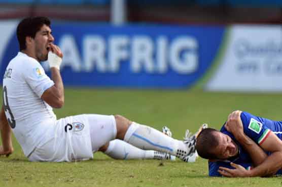 یوروگوائے کے سٹرائیکر سواریز پر ایک بار پھر کاٹنے کا الزام