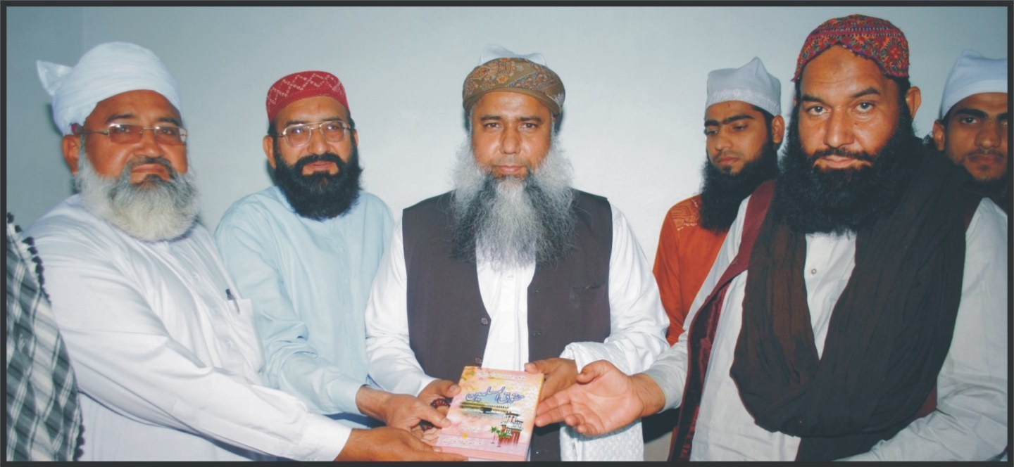 فیصل آباد:نورالھدی فانڈیشن انٹر نیشنل کے چیئرمین سید محمد سعید الحسن شاہ کی کتاب (حقوق المسلمین)  پیش کر رہے ہیں