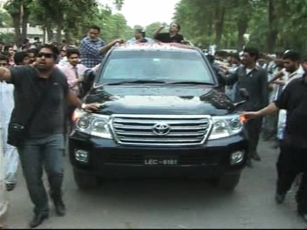 ڈاکٹر طاہر القادری منہاج القرآن سیکریٹریٹ پہنچ گئے،  کارکنوں کی بڑی تعداد استقبال کیلئے موجود