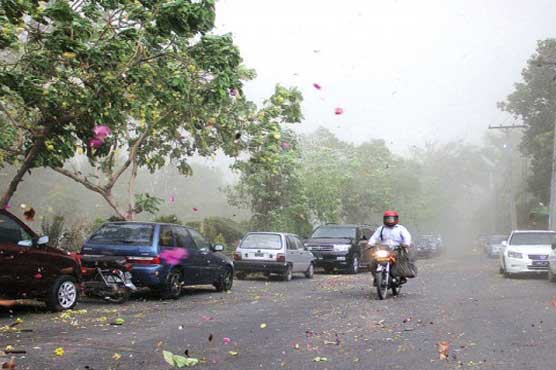 لاہور اور گوجرانوالہ میں تیز ہوائوں کے جھکڑ،گرمی کا زور ٹوٹ گیا