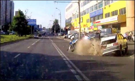 روس: خوفناک حادثے میں بائیک سوار بال بال بچ گیا