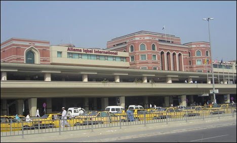 لاہور: مسقط سے لاہور آنے والی نجی پرواز سے مشتبہ شخص زیر حراست